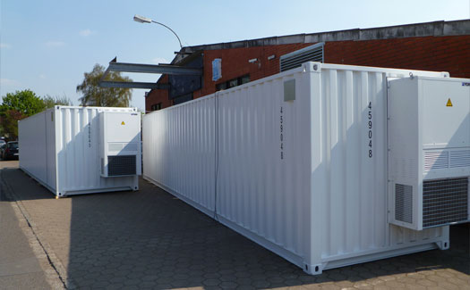 Außenansicht zweier baugleicher Technikcontainer in weiß